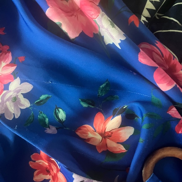 NWT $245 Alexia Admor Paris Surplice Wrap Midi Dress in floral blue. Size 8 - Picture 10 of 16